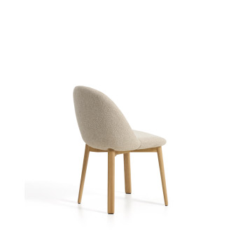 Silla Meila en chenilla beige y patas de roble macizo con acabado natural.