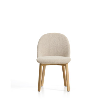 Silla Meila en chenilla beige y patas de roble macizo con acabado natural.