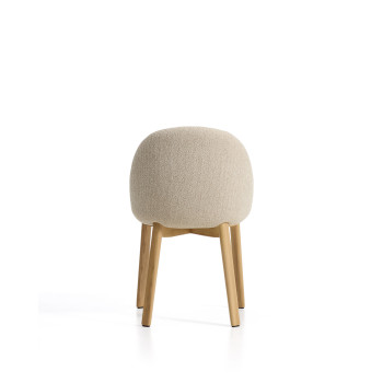Silla Meila en chenilla beige y patas de roble macizo con acabado natural.