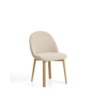 Silla Meila en chenilla beige y patas de roble macizo con acabado natural.