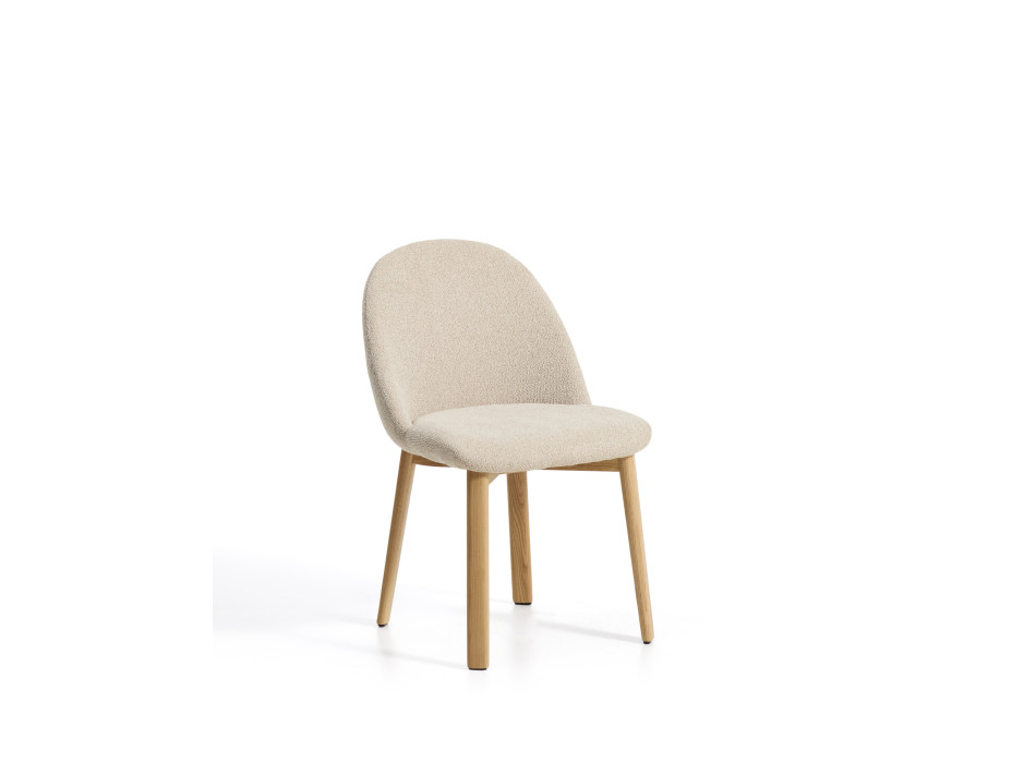 Silla Meila en chenilla beige y patas de roble macizo con acabado natural.