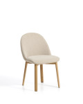 Silla Meila en chenilla beige y patas de roble macizo con acabado natural.