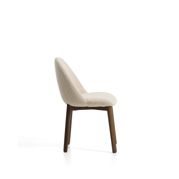 Silla Meila en chenilla beige y patas de roble macizo con acabado en nogal.
