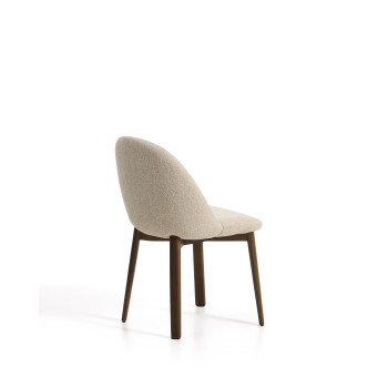 Silla Meila en chenilla beige y patas de roble macizo con acabado en nogal.