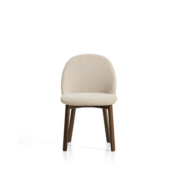 Silla Meila en chenilla beige y patas de roble macizo con acabado en nogal.