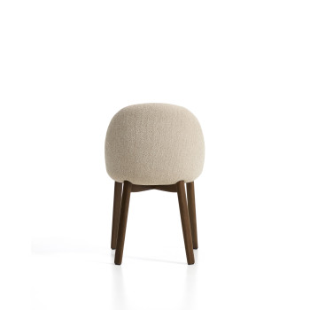 Silla Meila en chenilla beige y patas de roble macizo con acabado en nogal.