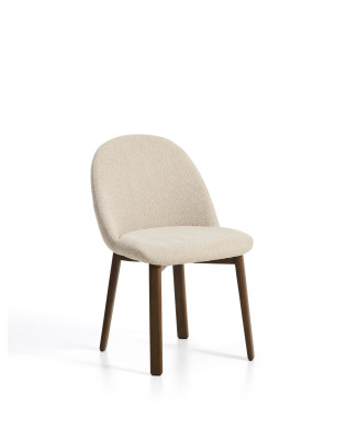 Silla Meila en chenilla beige y patas de roble macizo con acabado en nogal.