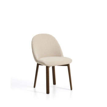 Silla Meila en chenilla beige y patas de roble macizo con acabado en nogal.