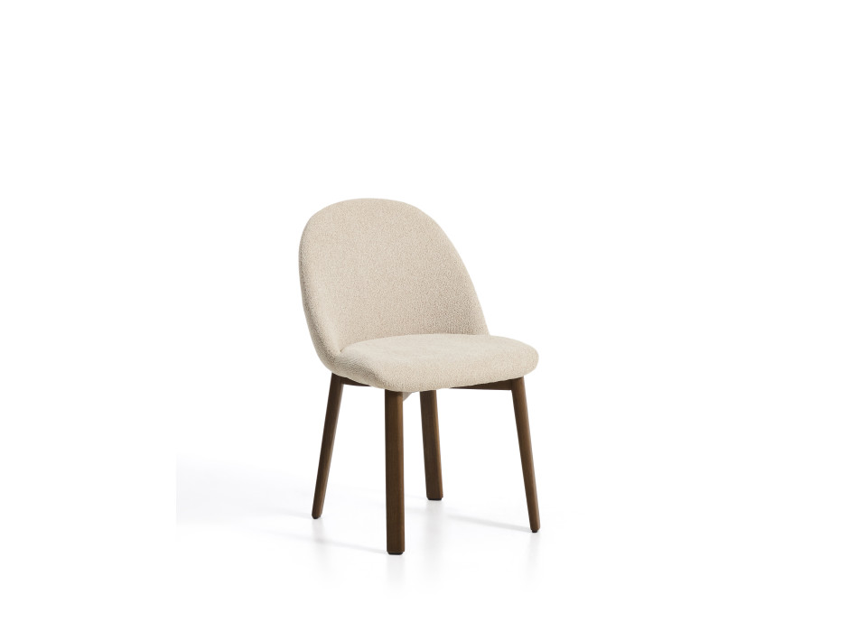 Silla Meila en chenilla beige y patas de roble macizo con acabado en nogal.