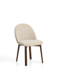 Silla Meila en chenilla beige y patas de roble macizo con acabado en nogal.