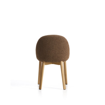 Silla Meila en chenilla color terracota y patas de roble macizo con acabado natural.