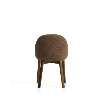 Silla Meila en chenilla terracota y patas de roble macizo con acabado en nogal.