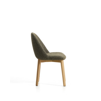 Silla Meila en chenilla verde y patas de roble macizo con acabado natural.