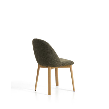 Silla Meila en chenilla verde y patas de roble macizo con acabado natural.