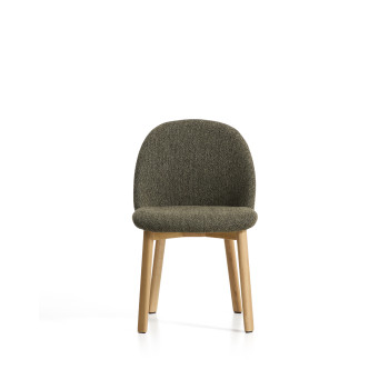 Silla Meila en chenilla verde y patas de roble macizo con acabado natural.