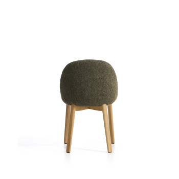 Silla Meila en chenilla verde y patas de roble macizo con acabado natural.