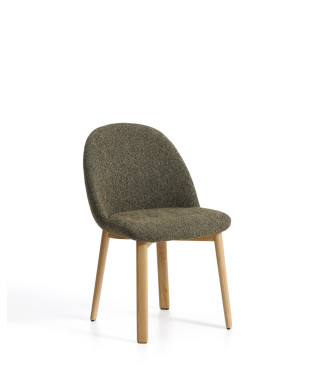 Silla Meila en chenilla verde y patas de roble macizo con acabado natural.