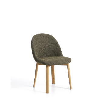 Silla Meila en chenilla verde y patas de roble macizo con acabado natural.