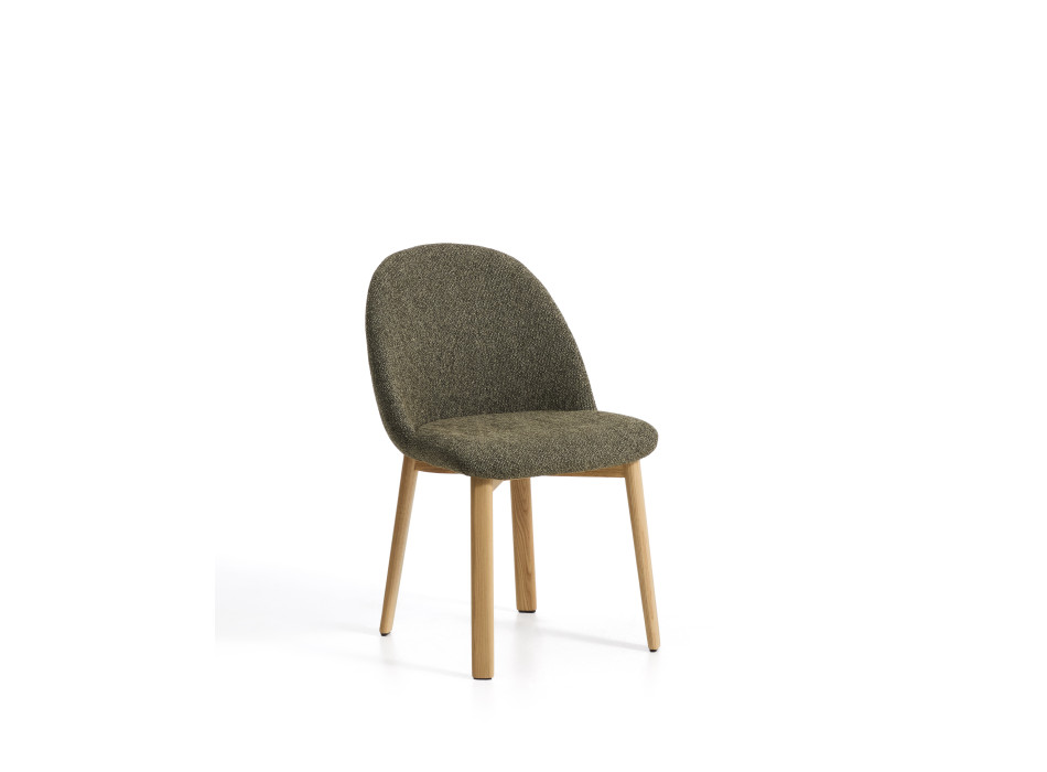 Silla Meila en chenilla verde y patas de roble macizo con acabado natural.