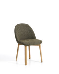 Silla Meila en chenilla verde y patas de roble macizo con acabado natural.