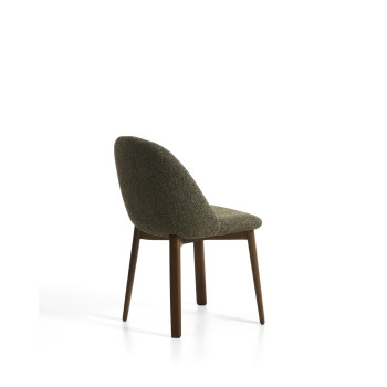 Silla Meila en chenilla verde y patas de roble macizo con acabado en nogal.