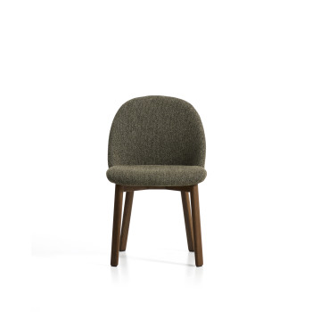 Silla Meila en chenilla verde y patas de roble macizo con acabado en nogal.