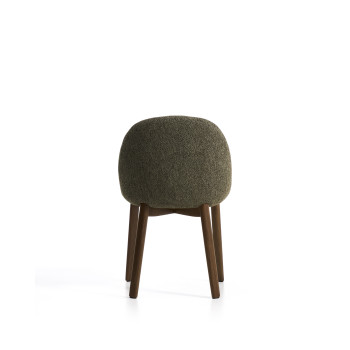 Silla Meila en chenilla verde y patas de roble macizo con acabado en nogal.