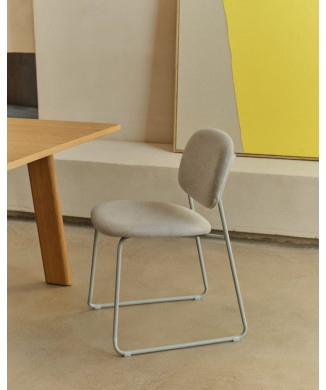 Silla Meli en chenilla beige y estructura de metal beige FSC Mix Crédito