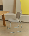 Silla Meli en chenilla beige y estructura de metal beige FSC Mix Crédito