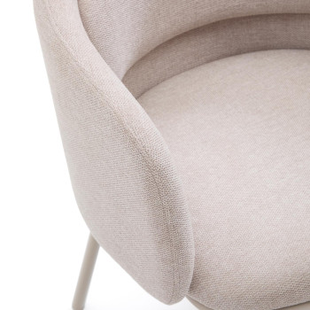 Silla Minda beige con patas de acero y acabado beige Crédito FSC Mix