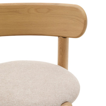 Silla Nebai en chenilla beige con estructura de roble macizo, acabado natural FSC MIX C