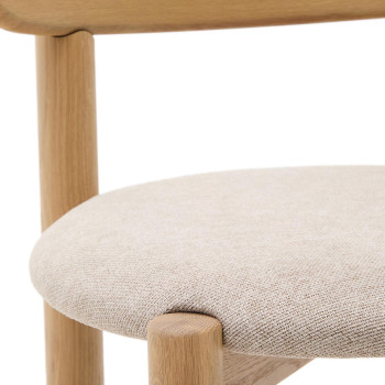 Silla Nebai en chenilla beige con estructura de roble macizo, acabado natural FSC MIX C
