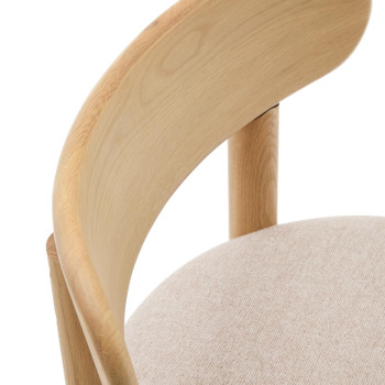 Silla Nebai en chenilla beige con estructura de roble macizo, acabado natural FSC MIX C