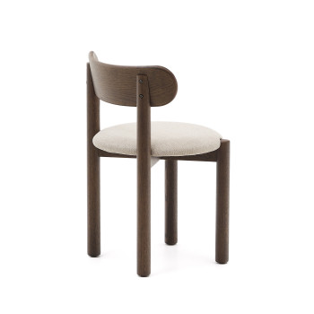 Silla Nebai en chenilla marrón con estructura de roble macizo y acabado nogal Crédito FSC MIX