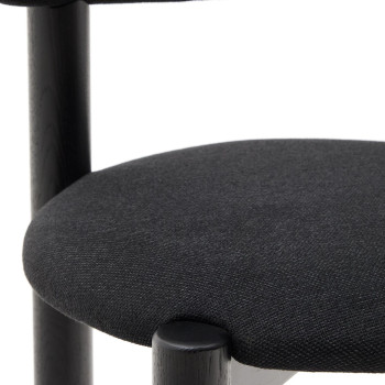 Silla Nebai en chenilla negra con estructura de roble macizo, acabado negro Crédito FSC MIX