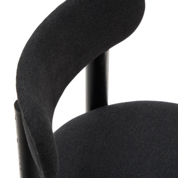 Silla Nebai en chenilla negra con estructura de roble macizo, acabado negro Crédito FSC MIX