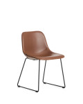 Silla Zahara de poliuretano marrón con patas de acero con acabado en negro FSC 100%.
