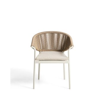 Silla Zuara de aluminio color crudo y cuerda sintética marrón