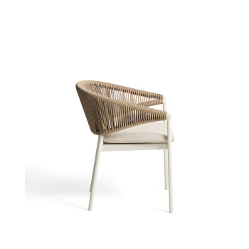 Silla Zuara de aluminio color crudo y cuerda sintética marrón