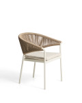 Silla Zuara de aluminio color crudo y cuerda sintética marrón