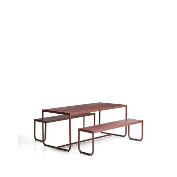 Conjunto Sotil de 2 bancos y mesa en acero galvanizado con acabado granate 183 x 83 cm