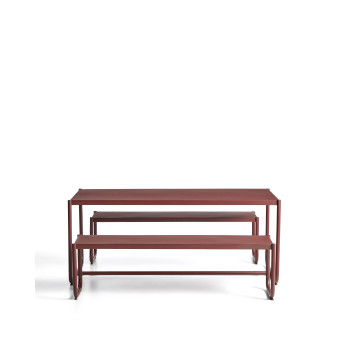 Conjunto Sotil de 2 bancos y mesa en acero galvanizado con acabado granate 183 x 83 cm
