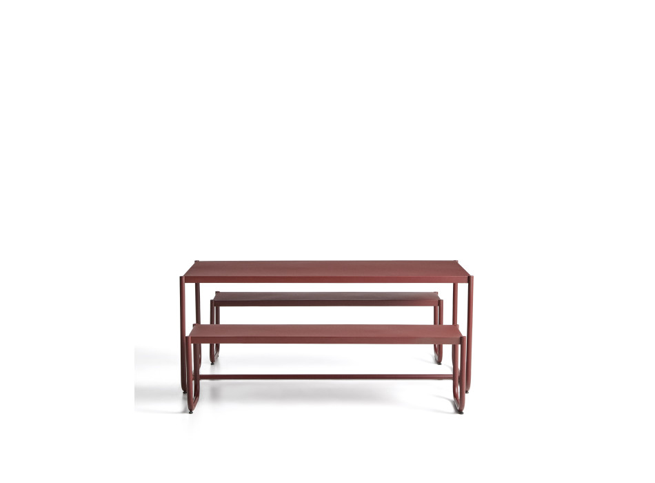 Conjunto Sotil de 2 bancos y mesa en acero galvanizado con acabado granate 183 x 83 cm