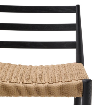 Taburete Analy con respaldo de roble macizo acabado negro y asiento de cuerda de 7 cm.