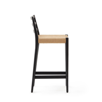 Taburete Analy con respaldo de roble macizo acabado negro y asiento de cuerda 100% FSC de 70 cm.