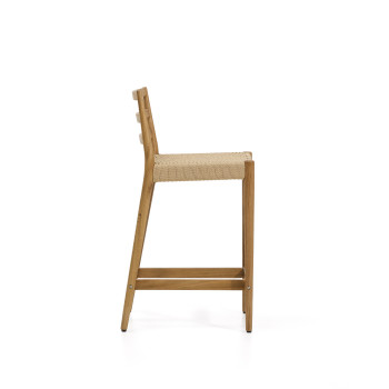 Taburete Analy con respaldo de roble macizo, acabado en tono natural y asiento de cuerda 100% FSC de 65 cm.