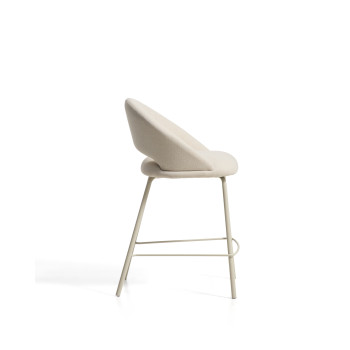 Taburete Bonali en chenilla beige con patas de metal beige. Certificación FSC Mix. 65 cm.