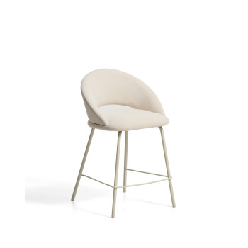 Taburete Bonali en chenilla beige con patas de metal beige. Certificación FSC Mix. 65 cm.