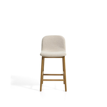 Taburete Elnor de chenilla beige con patas de roble macizo en acabado natural de 65 cm.