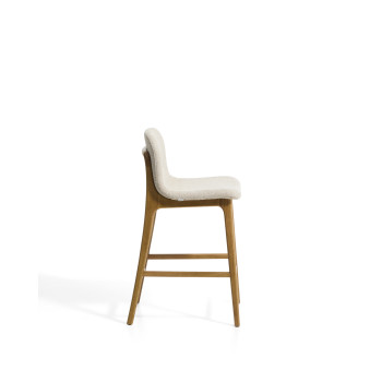 Taburete Elnor de chenilla beige con patas de roble macizo en acabado natural de 65 cm.